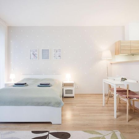 The Chic Crib With Balcony Apartman Budapest Kültér fotó