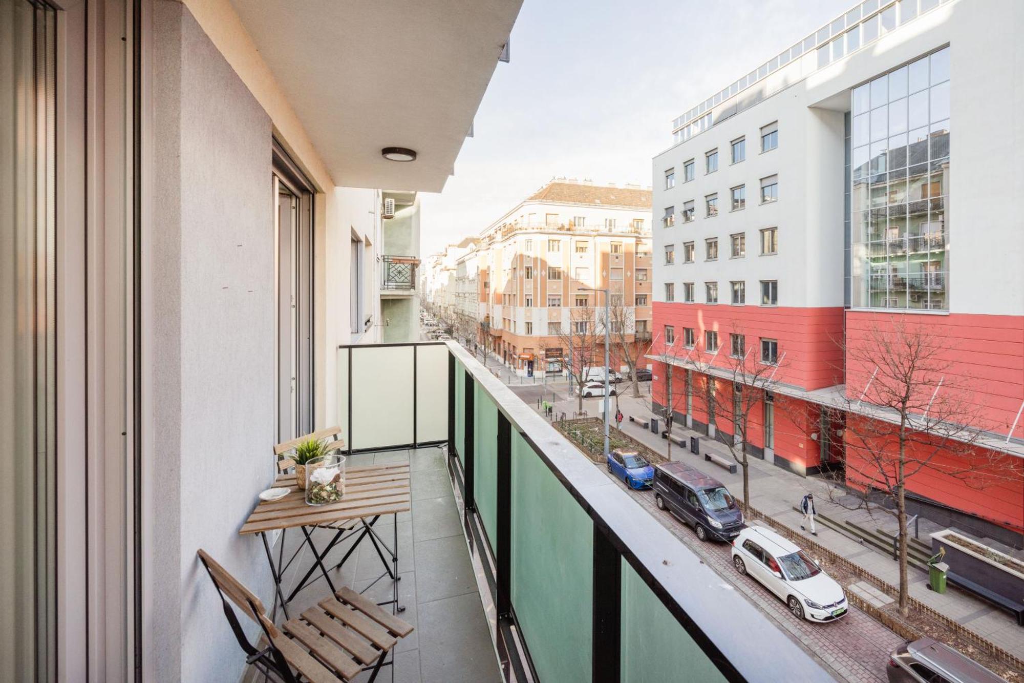 The Chic Crib With Balcony Apartman Budapest Kültér fotó